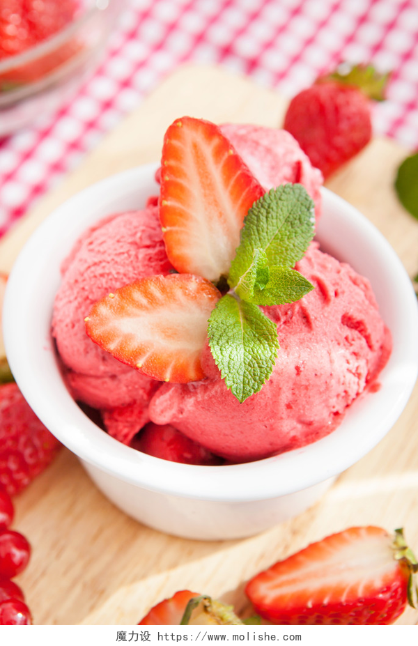 自制草莓冰淇淋特写草莓冰淇淋